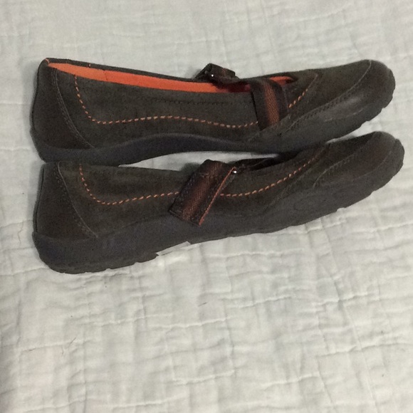 Clark’s flat walking shoes size 6.6, leather upper–.  B69 - Picture 2 of 6